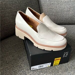 Naturalizer Cream Flats with Minimalist Design